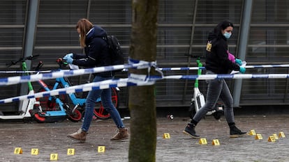 Miembros de la policía científica trabajan en la estación de metro de Clemenceau, tras producirse un tiroteo en Bruselas, el pasado miércoles.