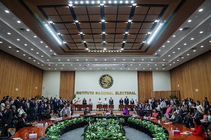 Los jueces electos se ponen de pie antes de recibir los certificados de su victoria en la elección judicial, en el Instituto Nacional Electoral, el 15 de junio.