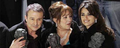 Juan Diego, Carmen Maura y Penélope Cruz posan con sus galardones /