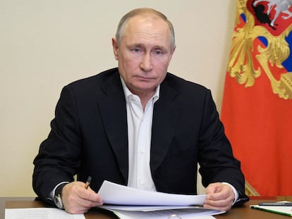 El presidente ruso Vladimir Putin, durante una teleconferencia con su gabinete en su residencia de Novo-Ogaryovo, en las afueras de Moscú, el 19 de abril.