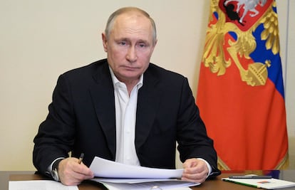 El presidente ruso Vladimir Putin, durante una teleconferencia con su gabinete en su residencia de Novo-Ogaryovo, en las afueras de Moscú, el 19 de abril.