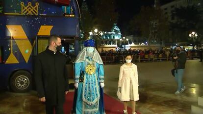 Llegada de uno de los Reyes Magos al Ayuntamiento de Valencia, con el concejal Carlos Galiana y la fallera mayor infantil.