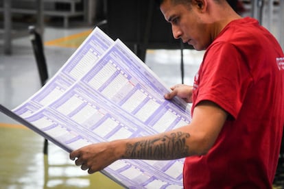 Un trabajador de Talleres Grficos de Mxico sostiene boletas para las eleccines del Poder Judicial, el 21 de febrero en Ciudad de Mxico. 