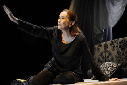 Núria Espert, en una escena de <i>La violación de Lucrecia</i> durante la función que dio en el teatro Principal de Ourense.