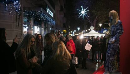 Shopping night en el paseo de Gràcia.