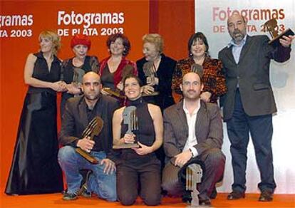 Anabel Alonso, presentadora de la gala, con los premiados ayer: Rosa María Sardá, Icíar Bollaín, Amparo Soler Leal, Loles León, Antonio Resines y (agachados) Luis Tosar, Laia Marull y Javier Cámara.