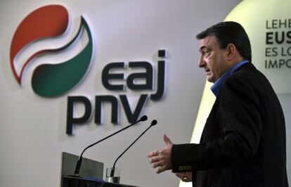 El diputado electo del PNV en el Congreso Aitor Esteban comparece ante los medios de comunicación para analizar el mensaje de Navidad del Rey.