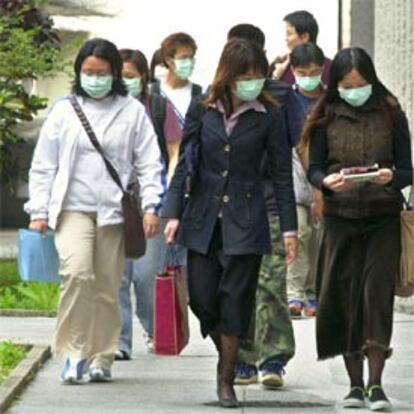 Estudiantes de la Universidad China de Hong Kong con mascarillas.