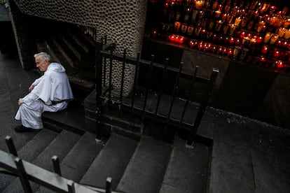 Un sacerdote descansa en un escalón mientras se realiza la misa en memoria del papa Francisco en la Basílica de Nuestra Señora de Guadalupe, en la Ciudad de México, el lunes.