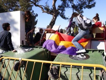 Una barricada bloquea el acceso al campus de Alicante.