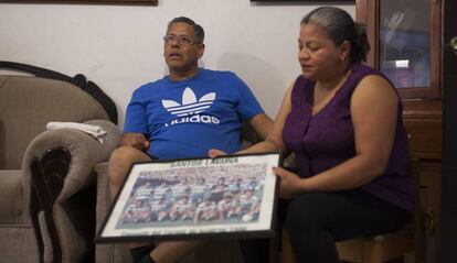 Los padres de Cisneros, Mario y Olga, sostienen un cuadro de la plantilla de Santos Laguna.