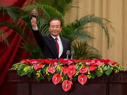 El primer ministro chino, Wen Jiabao, brinda durante su discurso en Pekín con motivo del Día Nacional.