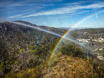 La lluvia cae sobre una zona de montaña cerca del término valenciano de Carcaixent.