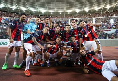 Los jugadores de San Lorenzo festejan la obtención de la supercopa argentina.