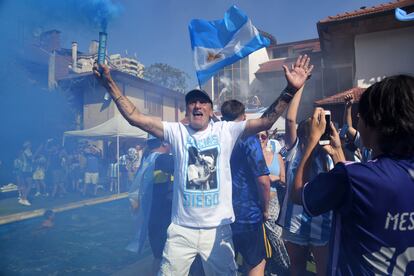 Un hombre festejaba la victoria de Argentina sobre Croacia en el patio de la casa de Maradona, el martes en Buenos Aires.