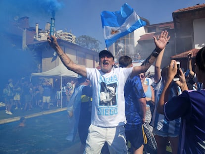 Un hombre festejaba la victoria de Argentina sobre Croacia en el patio de la casa de Maradona, el martes en Buenos Aires.