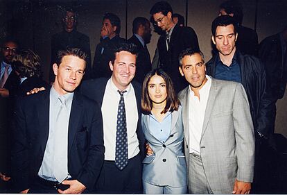 Mark Wahlberg, Matthew Perry, Salma Hayek, George Clooney y Dylan McDermott en el Showest '98 en Las Vegas.