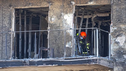 Los bomberos trabajan dentro del edificio