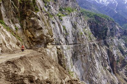 Ciclista pedalea por la cordillera del Himalaya en el valle de Pangi, en el estado Himachal Pradesh (India).