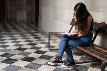 Laura (nombre ficticio), en un banco de la Universidad de Barcelona. 