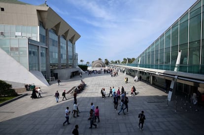 Explanada entre las instalaiones de la Biblioteca de Alejandría (Egipto).