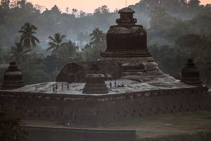 MRAUK U. Si hay un lugar remoto, misterioso y evocador en el sudeste asiático, son las ruinas budistas de Mrauk U, a orillas del río Aungdat en el Estado de Rakhine de Myanmar. En otro territorio de la antigua Birmania, el grupo de pagodas de Bagán era —antes del último golpe de Estado de los militares— uno de los lugares más visitados de la región y solo unos pocos se aventuraban a remontar el Aungdat en unos ferrys destartalados para llegar a Mrauk U. El recinto alberga restos de palacios y de pagodas, monasterios y bibliotecas budistas de entre los siglos XV y XVIII.