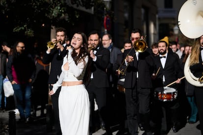 Amaia, en la presentación de su nuevo 'single' en un plano secuencia hasta salir del teatro donde se graba 'La revuelta', con David Broncano.