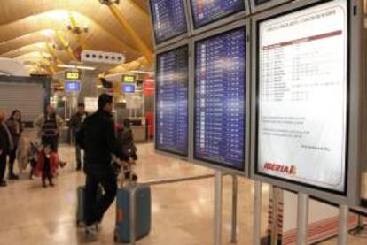 Un viajero observa en el aeropuerto de Madrid-Barajas un panel que anuncia algunos vuelos cancelados. EFE/Archivo