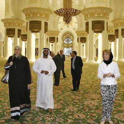 Aguirre, en una mezquita de Emiratos Árabes durante su visita oficial.