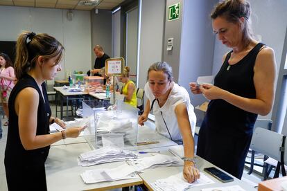 Una mesa electoral del Instituto Ortega y Gasset, en Madrid, durante el recuento de votos tras el cierre de los colegios de la jornada de elecciones generales.