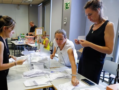 Una mesa electoral del Instituto Ortega y Gasset, en Madrid, durante el recuento de votos tras el cierre de los colegios de la jornada de elecciones generales.