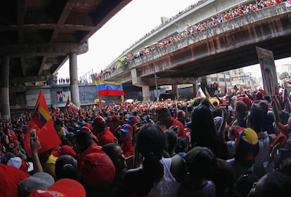 La marea roja envuelve las calles de Caracas para despedir al presidente venezolano, Hugo Chávez.