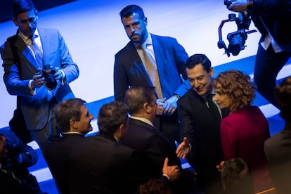 El presidente de la Junta de Andaluca, Juanma Moreno y la vicepresidenta primera del Gobierno, Mara Jess Montero antes del acto de entrega de medallas por el Da de Andaluca, celebrado en el Teatro de la Maestranza de Sevilla.