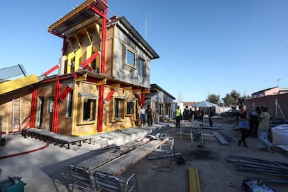 Obras de construcción del centro socio-cultural que se está levantando en la Cañada Real por el arquitecto Santiago Cirugeda.