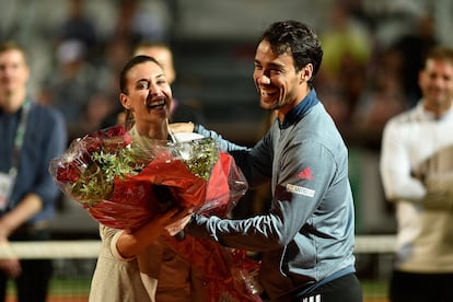 Flavia Pennetta y Fabio Fognini. A pesar de que la ruptura con Carlos Moyá supuso un duro varapalo para la tenista —“lo dejé todo a un lado por él, era mi pasión y le di todo”—, la italiana volvió a encontrar el amor en las pistas junto a su compatriota Fabio Fognini. Hoy están felizmente casados y tienen tres hijos en común. Sin embargo, el deportista de San Remo asegura que no quiere que sus retoños sigan los pasos de sus padres en el circuito: “Es una vida muy dura”. En la imagen, juntos en 2016 en Roma.