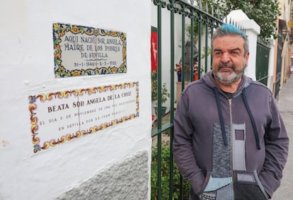 El productor de cine Gervasio Iglesias en la casa donde naci Santa ?ngela de la Cruz (Sevilla).