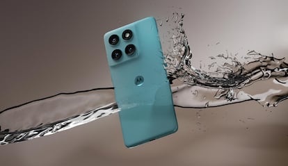 motorola Edge 60 Fusion sumergido en agua