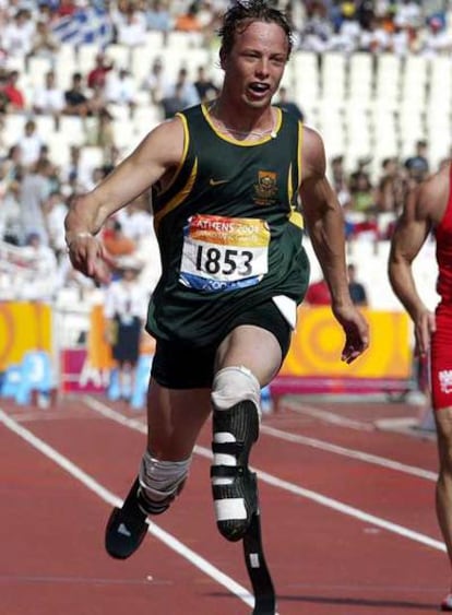 Oscar Pistorius corre en los 100 metros lisos en los Paralímpicos de Atenas, en 2004.