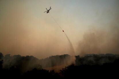 A causa do incêndio em Sonoma ainda é oficialmente desconhecida. No entanto, começam a surgir informações que seguem um padrão perturbador dos grandes incêndios do passado. Na quinta-feira, a PG&E disse aos reguladores que um de seus cabos de alta tensão quebrou na noite de quarta-feira na área onde o incêndio começou.