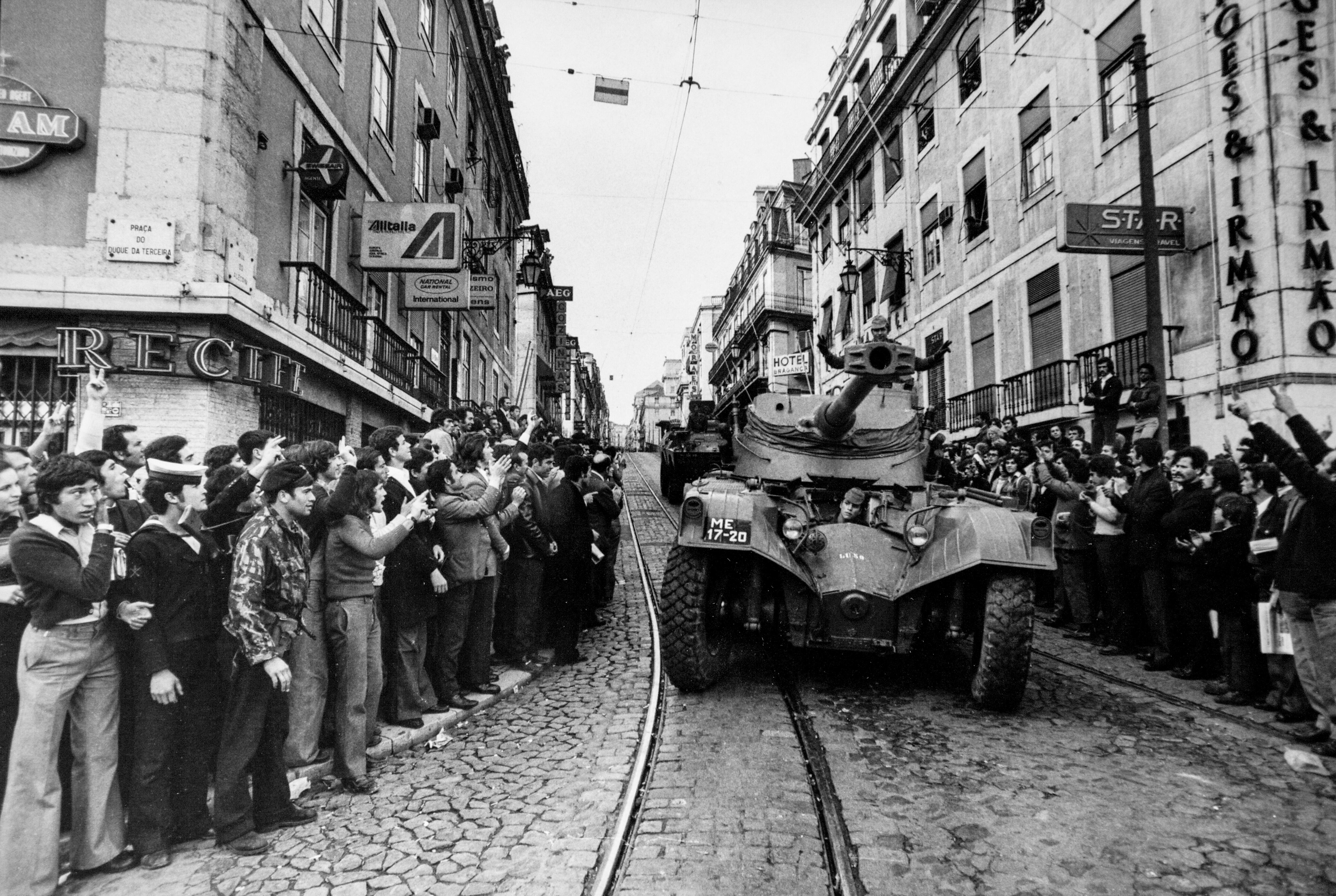 La ciudadanía aplaudía a los militares en los blindados, el 25 de abril de 1974 en una calle de Lisboa.