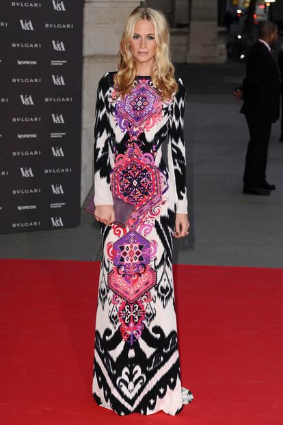 Poppy Delevingne arriesga esta semana con este vestido blanco de Emilio Pucci con estampado caleidoscópico en la alfombra de The Glamour of Italian Fashion en Londres.