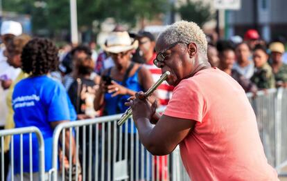 Un hombre toca una canción de Aretha Franklin mientras cientos de personas hacen cola para despedirse de los restos mortales de la cantante estadounidense Aretha Franklin, expuestos al público en el Museo Charles H. Wright de Historia Afroamericana de Detroit.