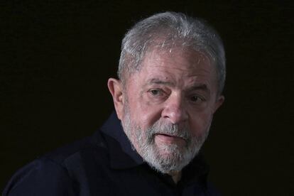 Lula, a punto de comenzar un m&iacute;tin con obreros de una zona rural de Brasilia
