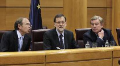 El presidente del Gobierno, Mariano Rajoy,c,el presidente del Senado, Pío García Escudero,iz., y el portavoz popular en el Senado, José Manuel Barreiro,d., durante la reunión del grupo popular del Senado celebrada hoy en la Cámara Alta.