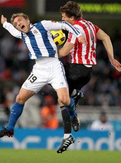 Diego Rivas and Fernando Llorente jump for the ball.