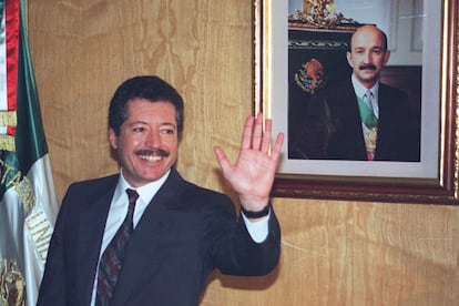 Luis Donaldo Colosio saluda a la prensa, en noviembre de 1993.