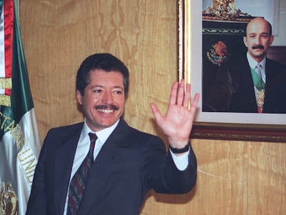 Luis Donaldo Colosio saluda a la prensa, en noviembre de 1993.