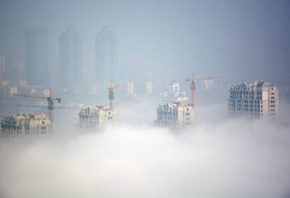 Edificios en construcción en un brumoso día en Rizhao, provincia de Shandong, China.