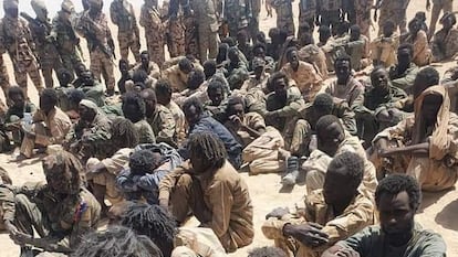 Un grupo de supuestos rebeldes detenidos por el Ejército de Chad, cerca de la localidad de Zigueye.