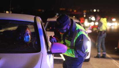 Control de tráfico de la Guarda Civil en la A5, en la salida de Madrid el pasado domingo.